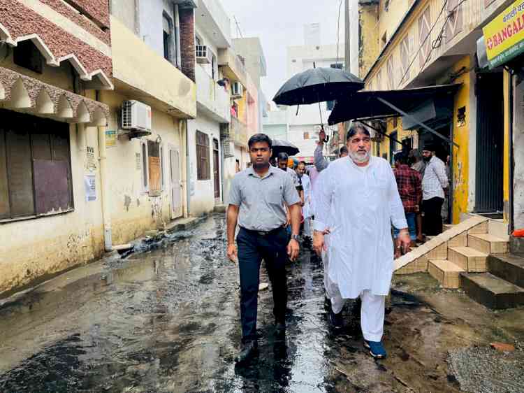 MLA Ashok Parashar Pappi and DC Jain meet Dhokha Mohalla residents, order survey of damages