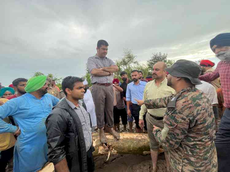 Indian Army, NDRF along with administration, villagers strengthen existing Dhussi Bandh in Sasrali colony