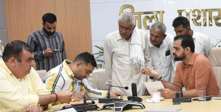 डीसी सचिन गुप्ता ने समाधान शिविर में आने वाली शिकायतों के यथाशीघ्र उचित निपटारे के निर्देश दिए