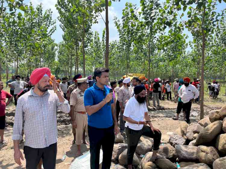 Construction of temporary ring bandh in Sasrali colony advances on war footing