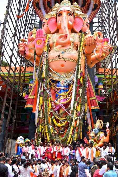 Telangana CM offers 'puja' at Kharitabad Bada Ganesh