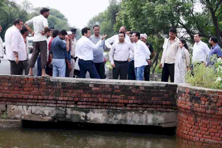 ग्रामीण क्षेत्रों से निकलने वाली ड्रेनों की क्षमता बढ़ाई जाएगीः डीसी सचिन गुप्ता