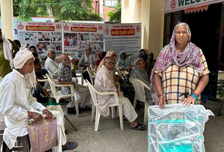 वरिष्ठ नागरिकों को निःशुल्क सहायक उपकरण वितरित किए