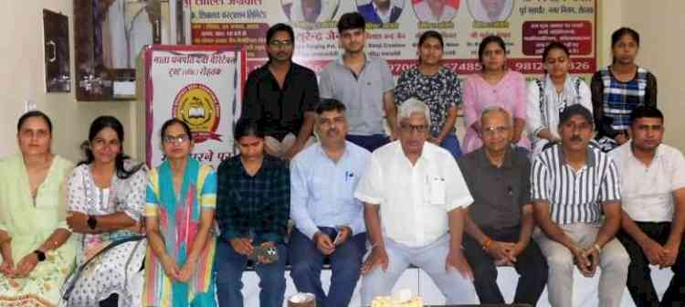 शिक्षकों के सम्मान में विद्यार्थियों ने केक काटा
