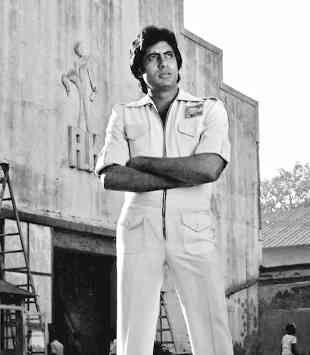 Big B reveals how he felt after discovering at old photo of himself