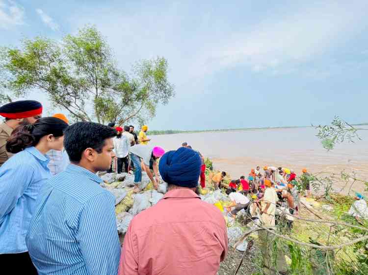 DC inspects strengthening work of Dhussi Bandh in Garhi Fazil