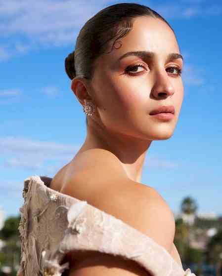 Alia Bhatt makes the most of her 'Island glam & team jam'  session during her latest photoshoot