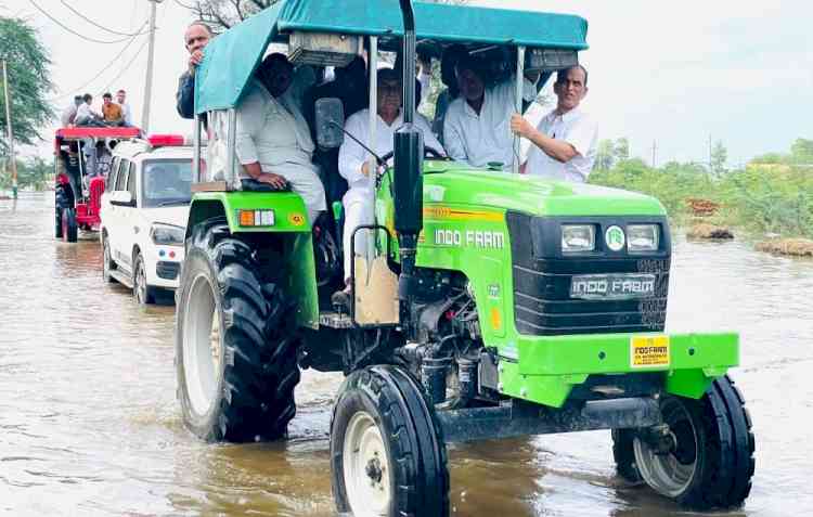 पूर्व सीएम हुड्डा खुद ट्रैक्टर चलाकर पहुंचे जलभराव से हुए नुकसान का जायजा लेने