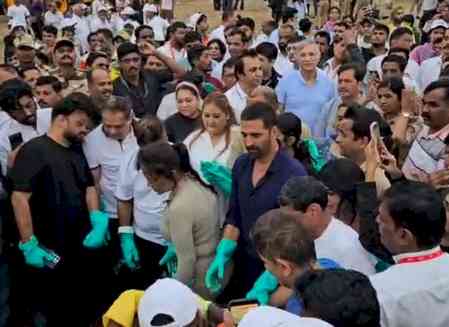 Akshay Kumar cleans up Mumbai’s Juhu beach a day after Ganpati Visarjan