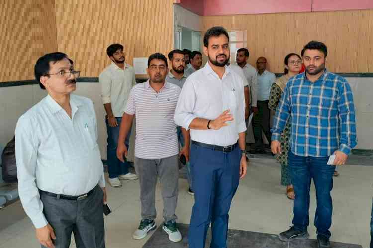 एडीसी ने सामान्य अस्पताल के अपग्रेडेशन कार्य का निरीक्षण किया