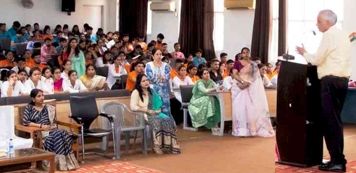 बीमारियों की रोकथाम और पुनर्वास की दिशा में भी अत्यंत उपयोगी है फिजियोथेरेपी: कुलपति प्रो. एच.एल. वर्मा