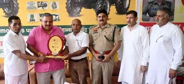 रक्तदान शिविर में 100 यूनिट एकत्रित