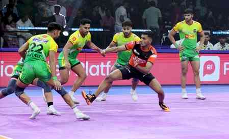 PKL 12: Inches separate the two sides as U Mumba clinch victory in last raid thriller