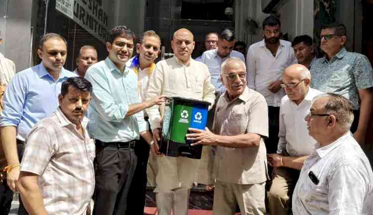 कृष्णा मार्केट के दुकानदारों ने की दुकानों के आगे डस्टबिन रखने की पहल