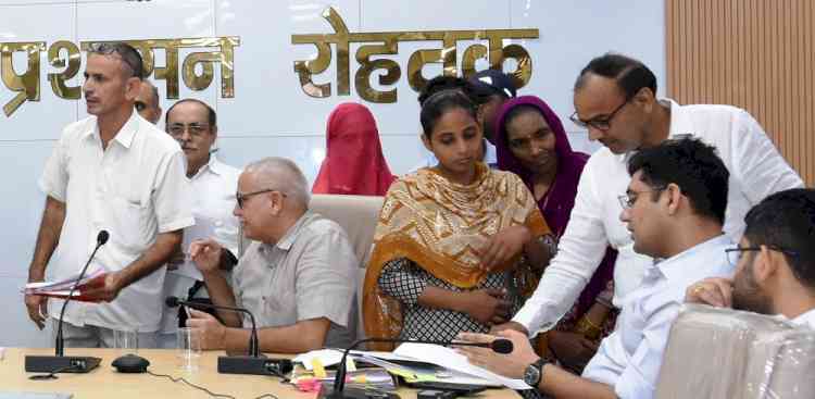उपायुक्त ने समाधान शिविर की शिकायतों के मौके पर निपटारे के निर्देश दिए
