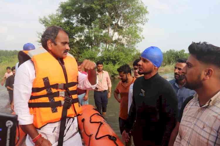 Union Minister Dr. Murugan Visits Flood-Hit Rupnagar, Assures Farmers of Full Support  