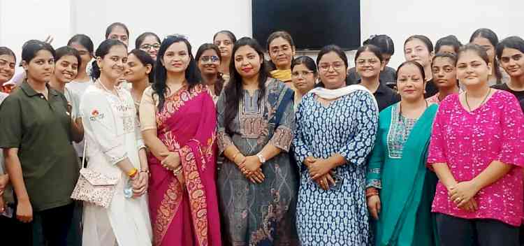 छात्राओं को दिए भावनात्मक संतुलन बनाए रखने और मानसिक स्वास्थ्य को प्राथमिकता देने के टिप्स