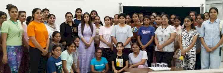 पोषण विशेषज्ञ निकिता गर्ग ने छात्राओं को पोषण बारे किया जागरूक
