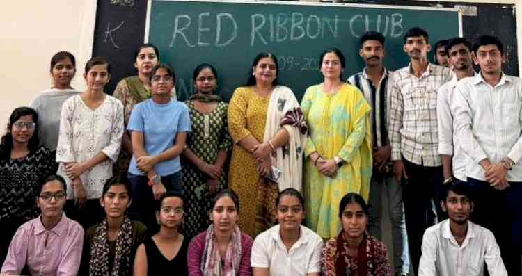 विद्यार्थियों को दी टोल-फ्री हेल्पलाइन 1097 और नाको एप की जानकारी
