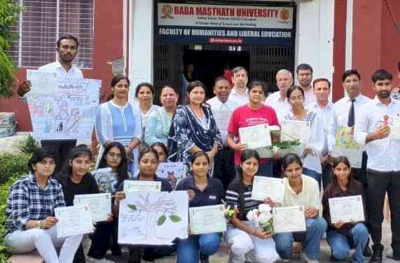 पोस्टर मेकिंग में हर्ष व आस्था, बेस्ट आउट ऑफ वेस्ट में सुमन-पायल जीते