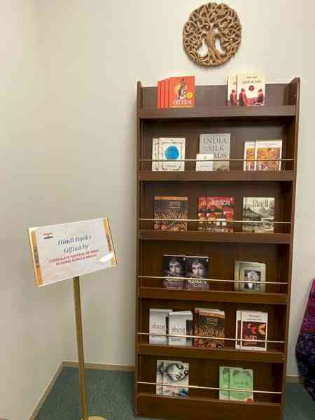 Indian CG donates books to Hong Kong Univ ahead of Hindi Diwas