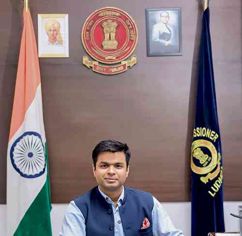 DC Himanshu Jain urges farmers to bring only dry paddy to Mandis
