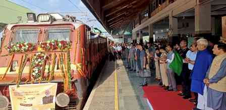 J&K L-G flags off 1st dedicated parcel train carrying apples from Srinagar to Delhi amid growers' protest