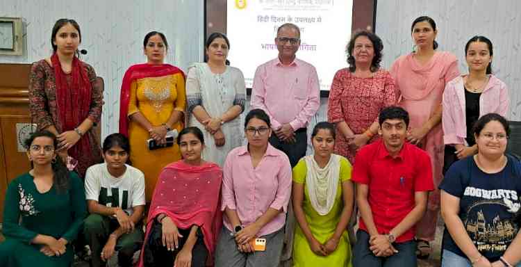 भाषण प्रतियोगिता में मुस्कान व अनमोल प्रथम