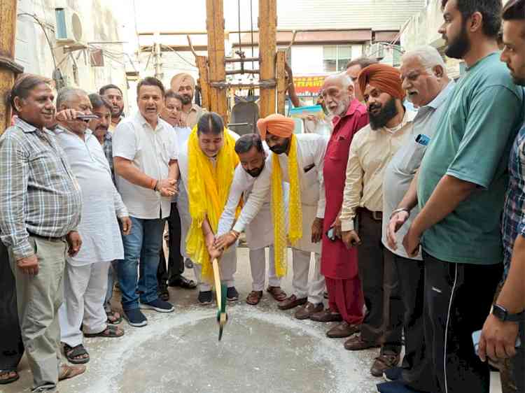 MLA Prashar inaugurates project to install 25hp tubewell in Purana Bazar 