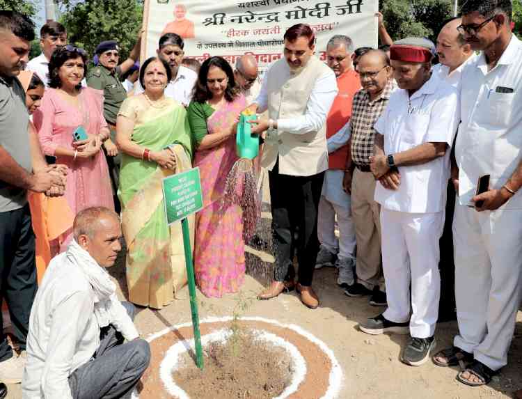 प्रधानमंत्री मोदी के सम्मान में जीजेयू में खेजड़ली महाबलिदान स्मृति उद्यान स्थापित