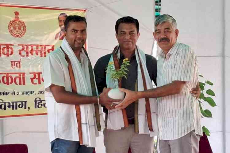 श्रमिकों के सम्मान और जागरूकता के लिए विभिन्न लेबर चौकों पर कार्यक्रम आयोजित