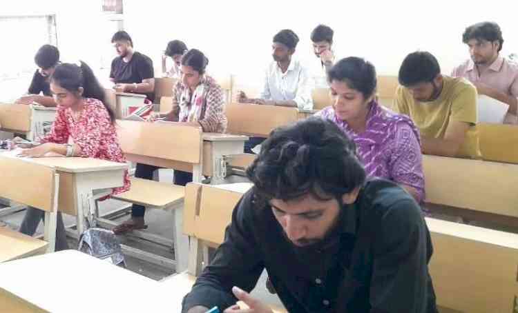 पत्रकारिता विभाग में समाचार पत्र प्लेसमेंट परीक्षा आयोजित