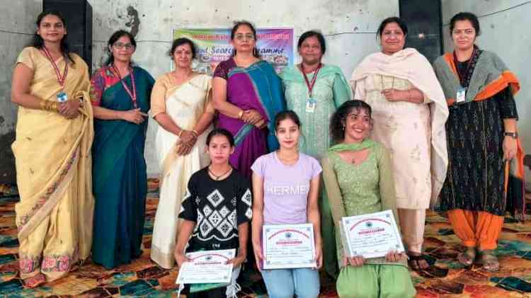 रंगोली में कोमल, पोस्टर मेकिंग में सारिका, पंजाबी डांस में प्रियंका रही अव्वल