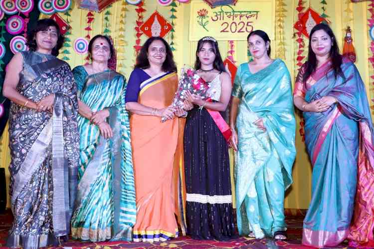 तनीषा मिस फ्रेशर, दीपिका मिस पर्सनेलिटी चुनी गई