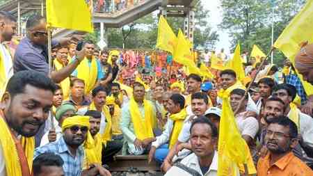 Kurmi agitators demanding tribal status block railway tracks at over 15 locations in Jharkhand