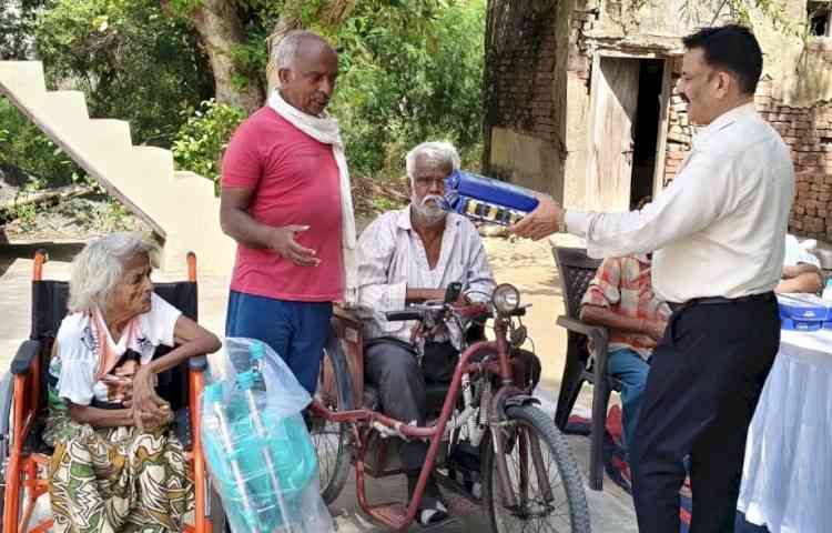 वरिष्ठ नागरिकों को सहायक उपकरण वितरित किए