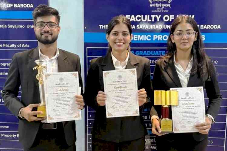राष्ट्रीय विधि महोत्सव में विधि विभाग की टीम ने जीता सर्वश्रेष्ठ मेमोरियल पुरस्कार