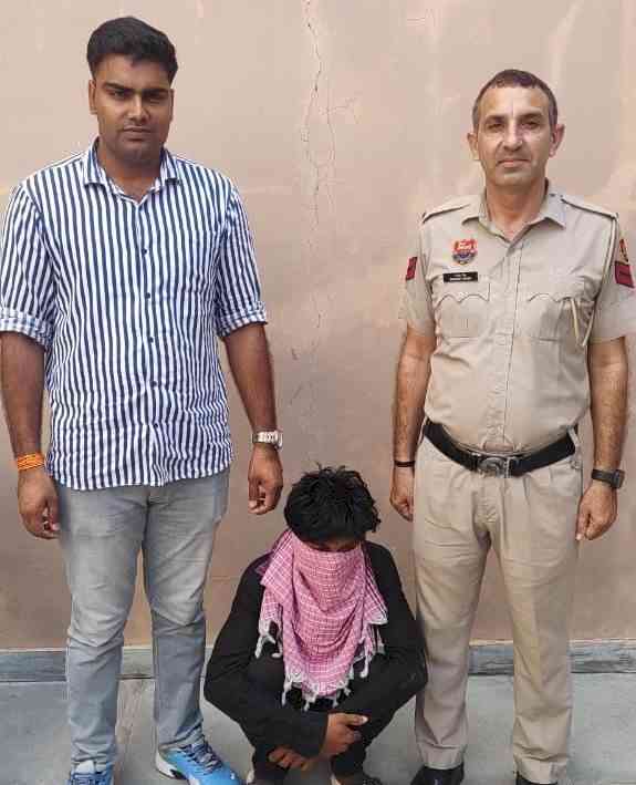 गाड़ी बेचने के नाम पर लगभग डेढ़ लाख की ठगी करने वाले गिरोह में शामिल आरोपी काबू