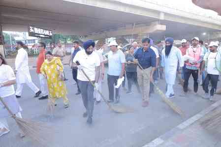 Sirsa, Pankaj Singh lead Delhi ministers in Ring Road cleanliness drive