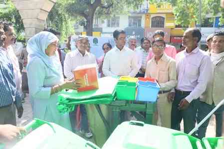 Delhi: Modern mops to replace hand-brooms in NDMC area