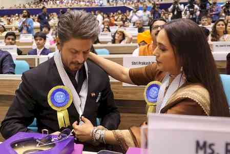 Rani Mukerji fixes lanyard of SRK’s National Award
