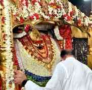 UP: Spiritual fervour marks 3rd day of Navratri as devotees worship Maa Chandraghanta
