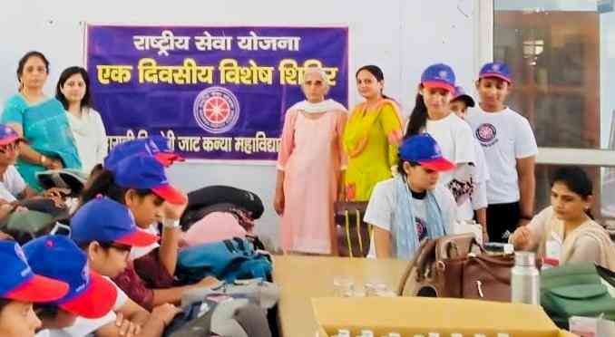 छात्राओं को किया स्वास्थ्य, स्वच्छता व समाज सेवा के प्रति जागरूक
