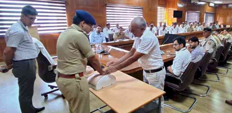 यातायात पुलिस के जवानों को दी फर्स्ट एड व सीपीआर की ट्रेनिंग