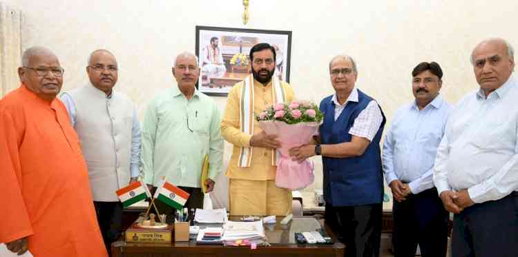 स्वामी आत्मानंद जयंती समारोह के लिए सीएम नायब सैनी को दिया निमंत्रण