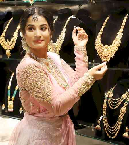 MCX Gold opens slightly lower, Silver rebounds 0.31 pc