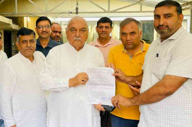 MPHW employees submit a memorandum to former CM Hooda