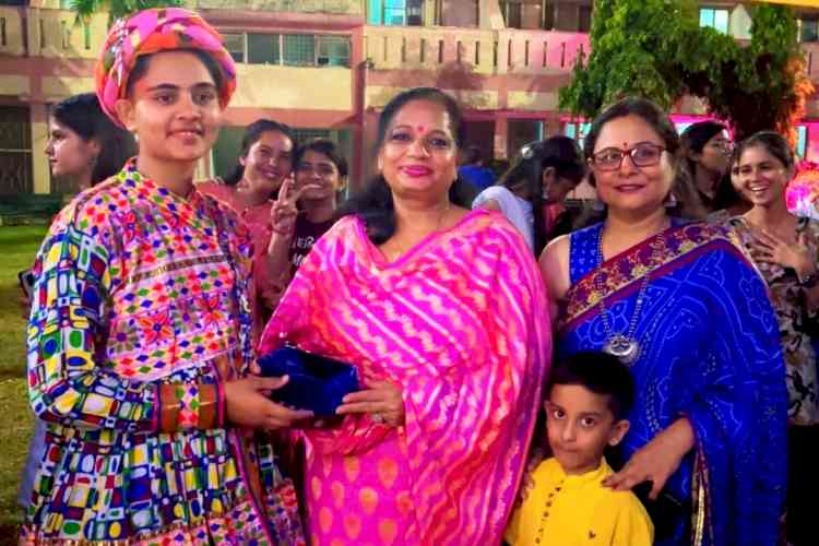 कन्या छात्रावास में गरबा महोत्सव आयोजित