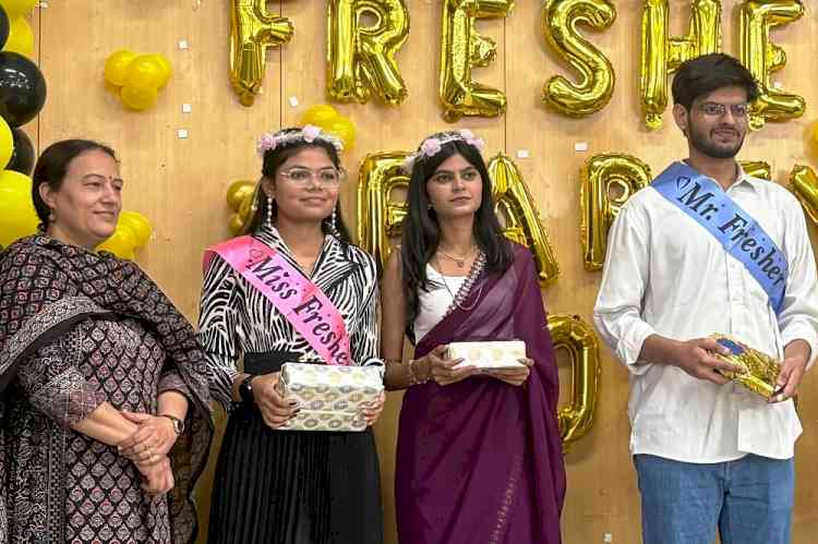 खुशबू मिस फ्रेशर व मीनू मिस पर्सनालिटी चुने गए