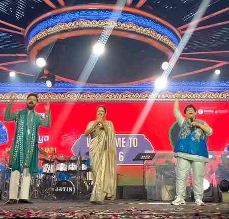 Rupali Ganguly enjoys a fun dandiya night amidst the soulful voice of Falguni Pathak